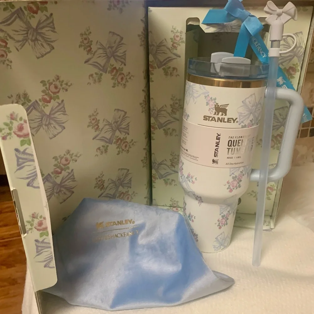 Stanley LoveShackFancy 40 oz  Tumbler in Rosa Beaux Blue Floral Límited Edition